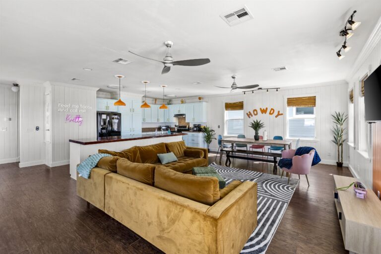 Vaction Rental With an Open Living Room And Kitchen